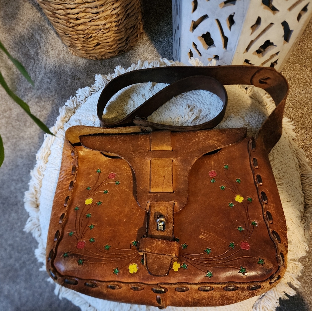 TRUE VINTAGE BROWN LEATHER, TOOLED AND HAND PAINTER PURSE